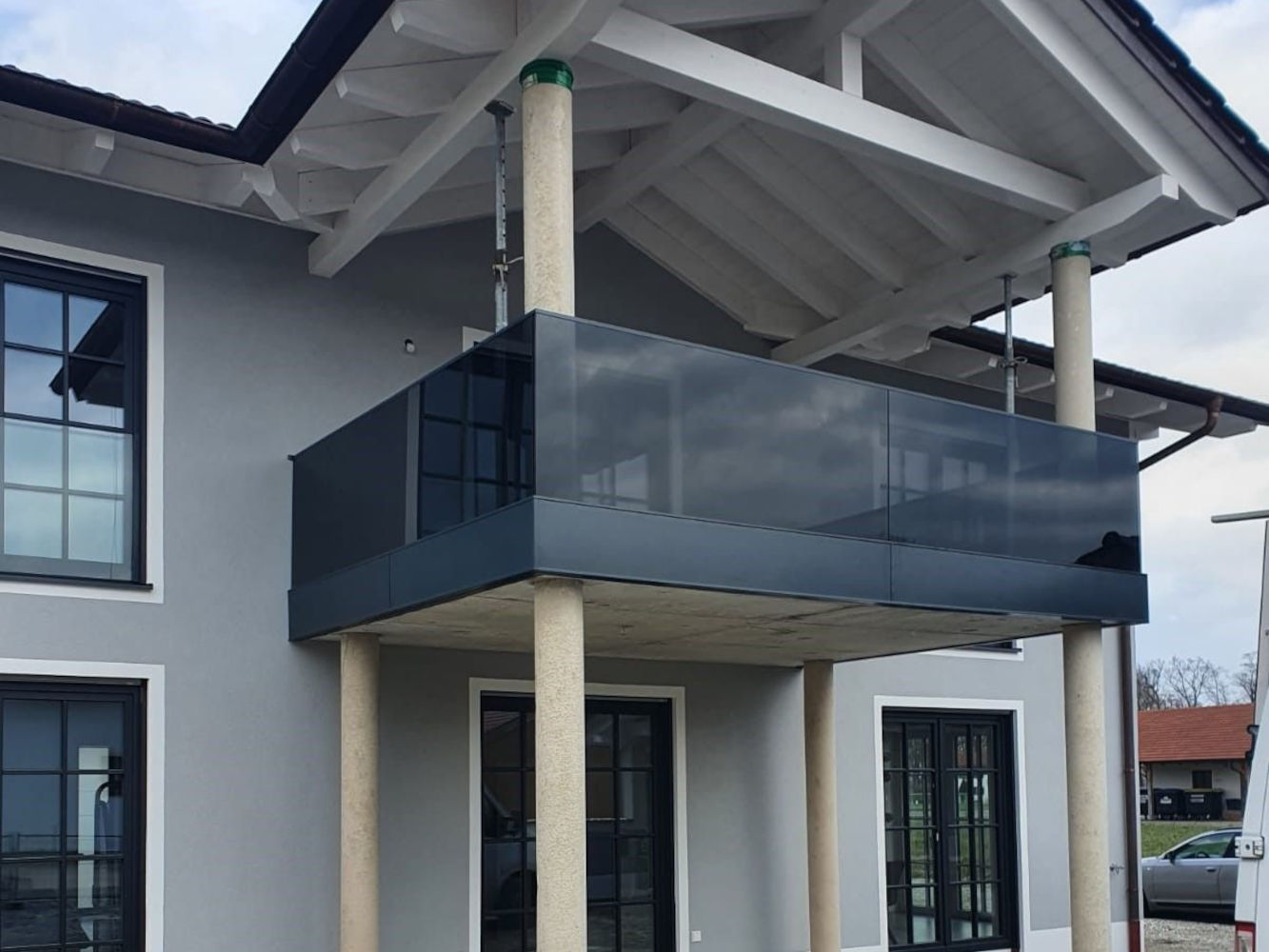 Fensterbrüstung aus Glas nach Maß