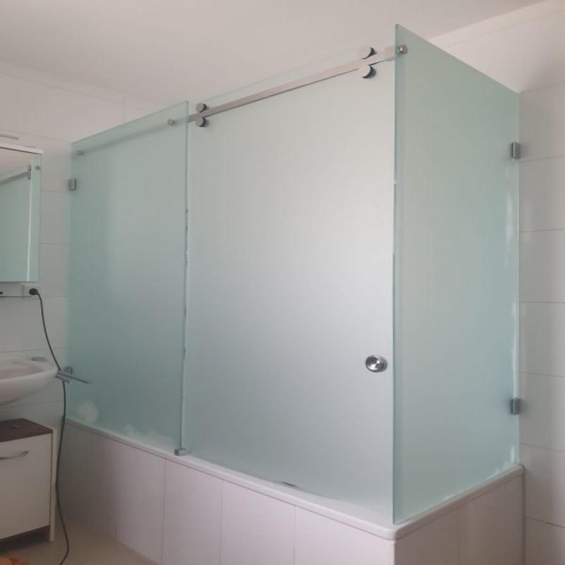 Satiniertes Glas für Duschabtrennung