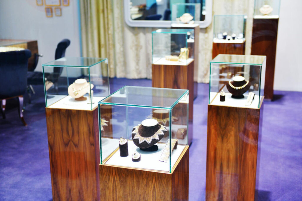 Schmuck in Glaskubus