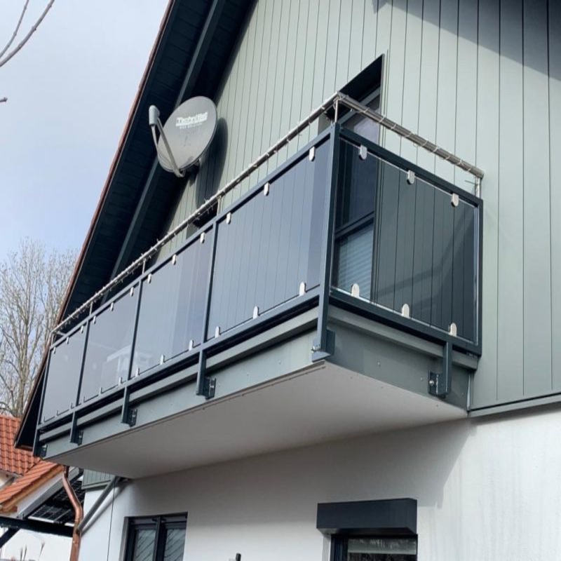 Grau getöntes VSG Glas für Balkongeländer