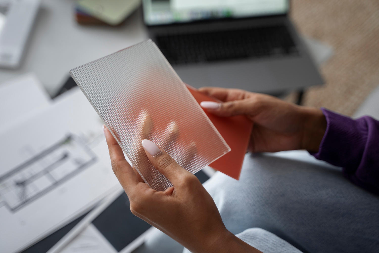 DIY oder professionelle Hilfe? – Wann lohnt sich der Selbsteinbau von Glas und Spiegeln