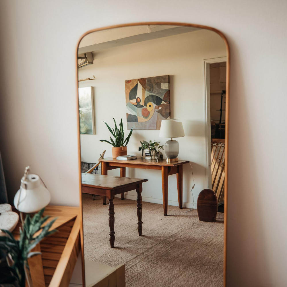 Ein Spiegel, auf dem ein Bild einer Pflanze steht