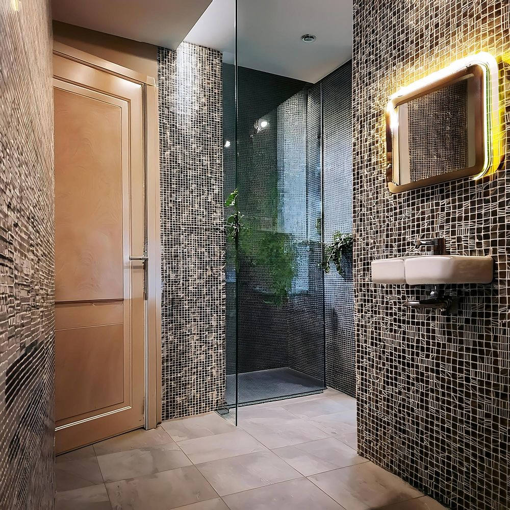 Ein Badezimmer mit einer Dusche und einem Waschbecken mit einem Spiegel darüber