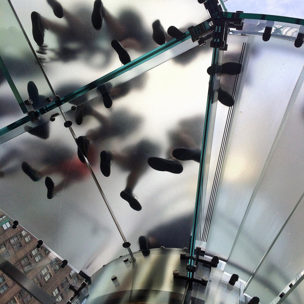 Niedrigwinkelansicht von Menschen, die auf Glastreppen in einem Gebäude