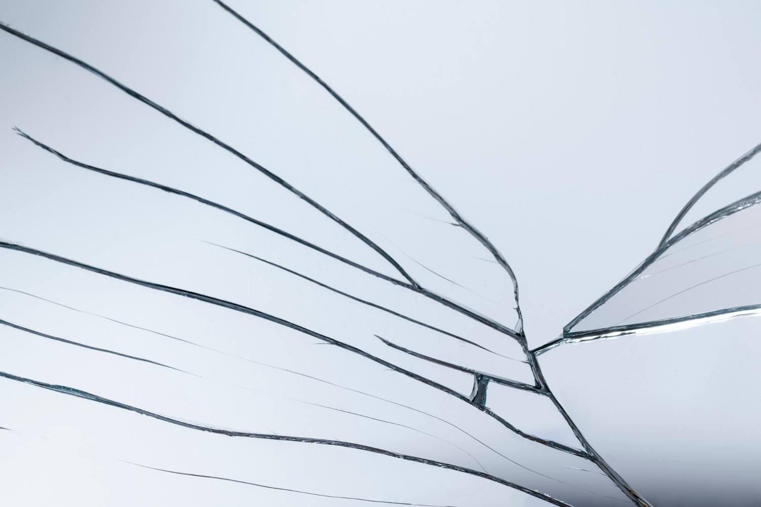 Glasschäden erkennen – Wann reparieren und wann austauschen?