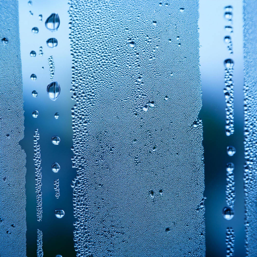 Wassertropfen auf Glas mit Streifen