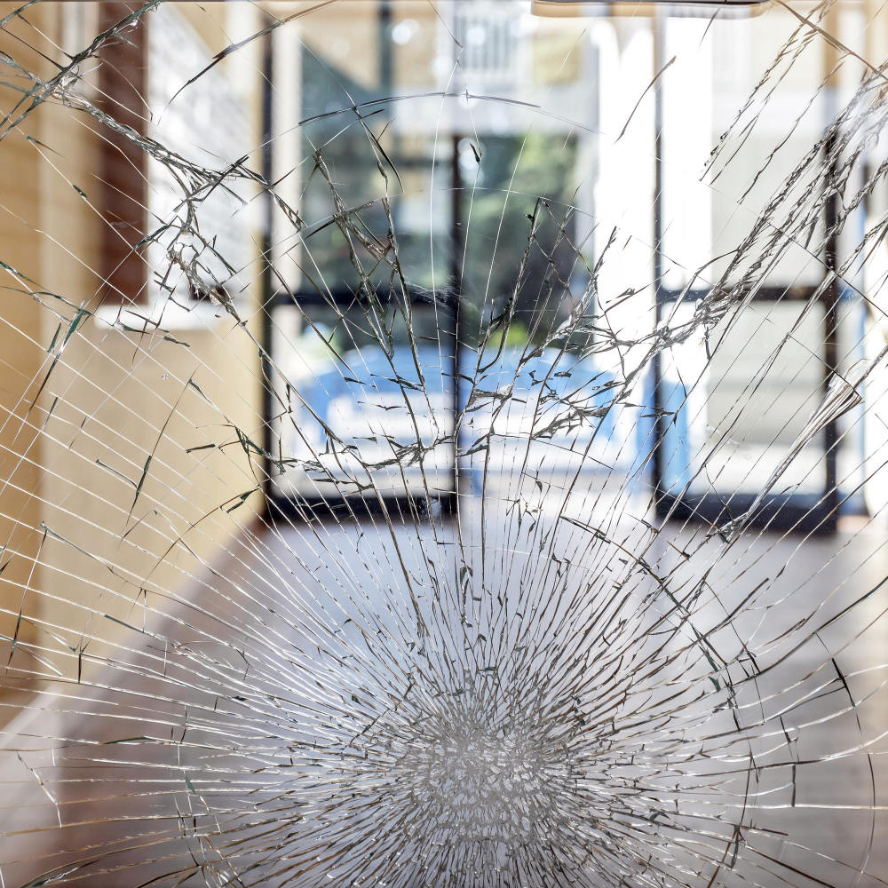 Kaputte Glasscheib im Flur