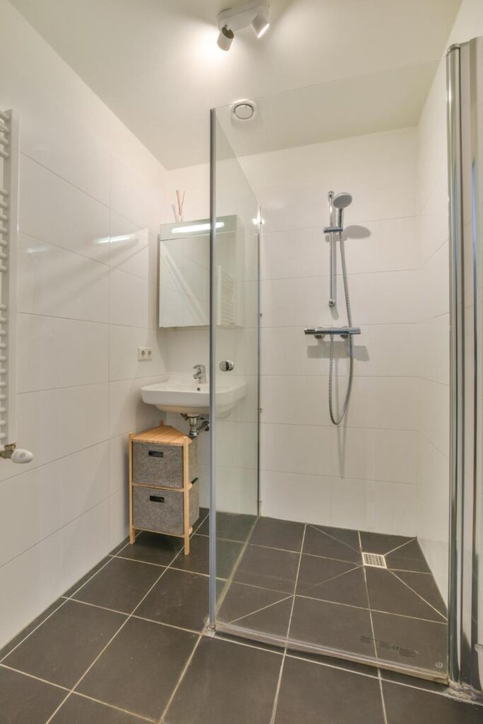 Innenraum einer modernen Toilette mit Badewanne