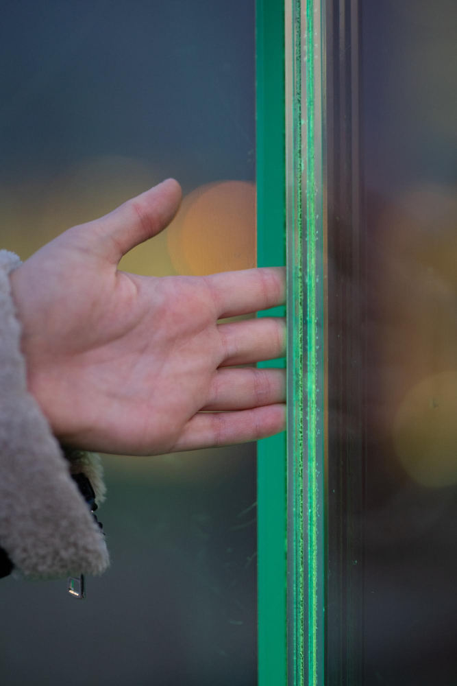 Glas wird mit der Hand gehalten